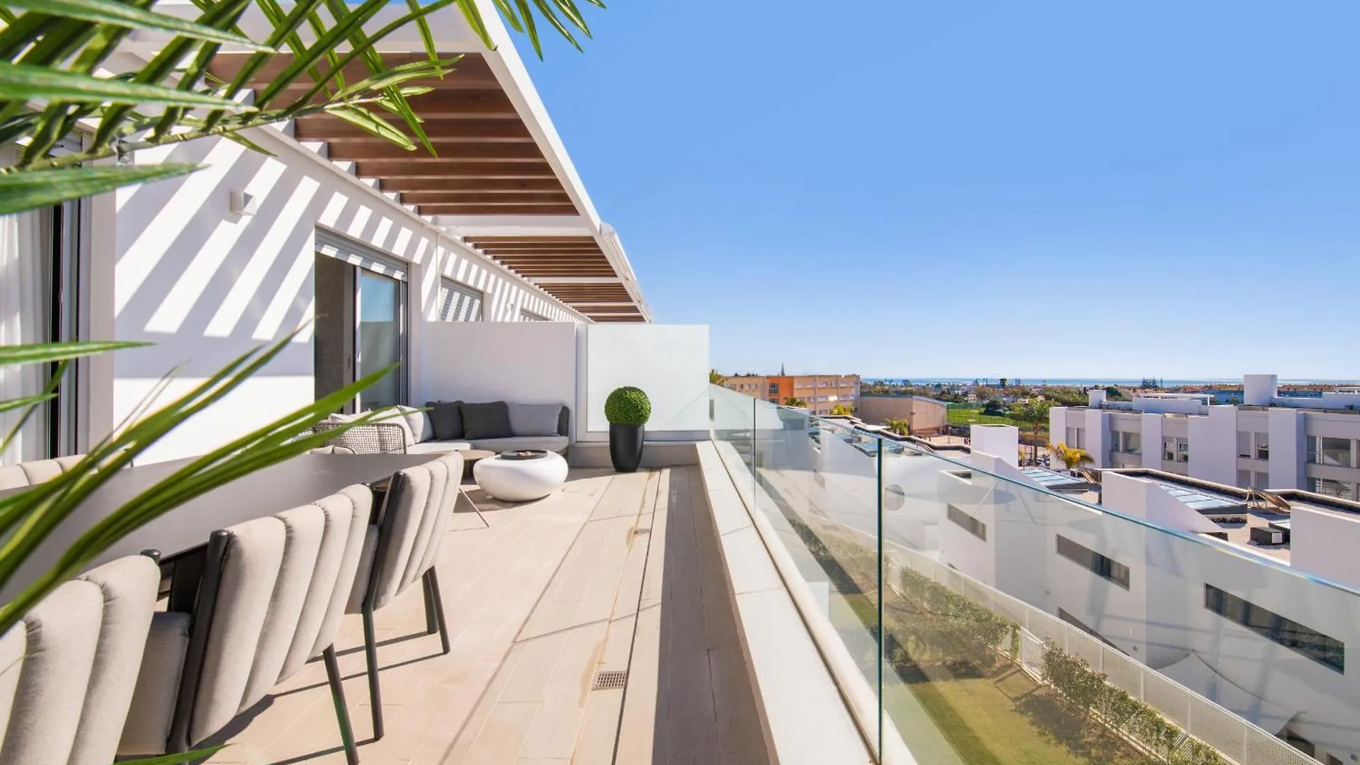 Lm352B- Spacious Family Penthouse With Sea View Estepona Apartment