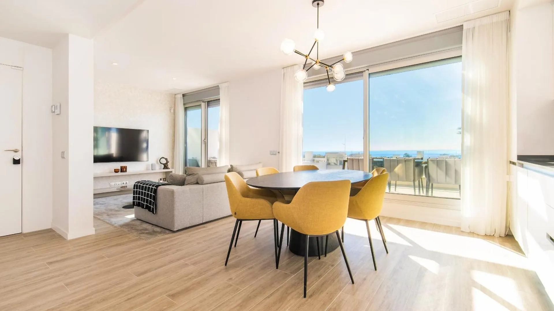 Lm352B- Spacious Family Penthouse With Sea View location