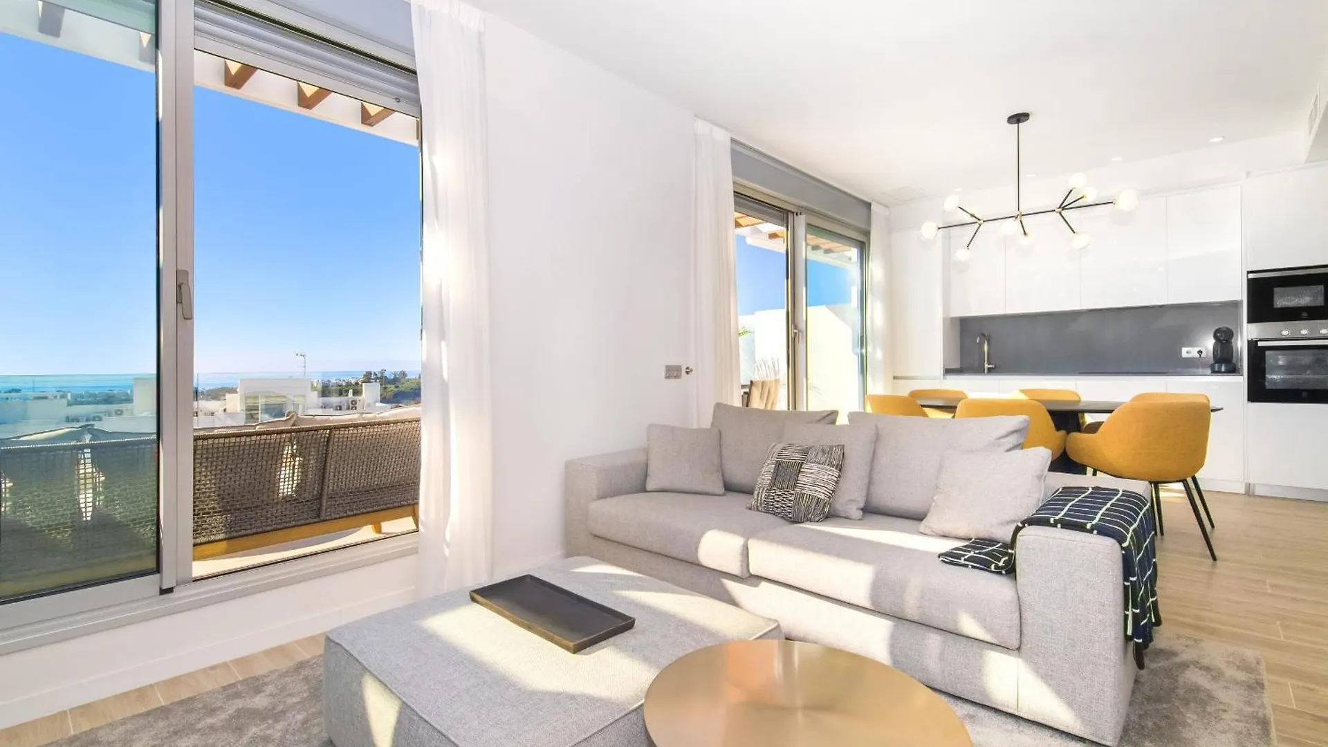Lm352B- Spacious Family Penthouse With Sea View Estepona Apartment