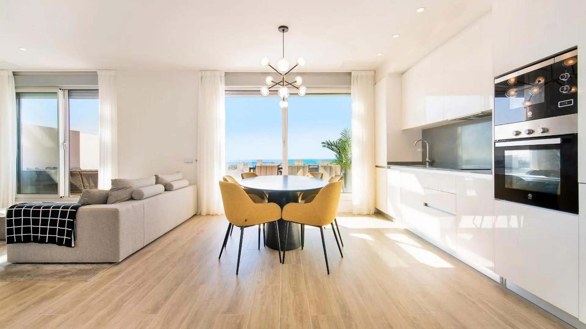 Lm352B- Spacious Family Penthouse With Sea View Estepona Apartment
